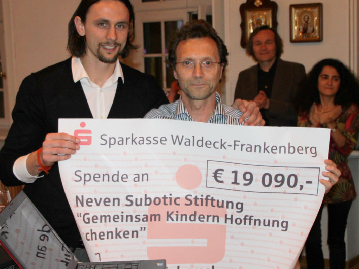 Neven Subotic von der Neven Subotic Stiftung und Dr. Scheuch von der Vectura GmbH präsentieren den Spendescheck in Höhe von 1909 €