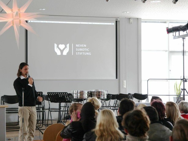 Neven spricht vor den Eltern der Neueingeschulten